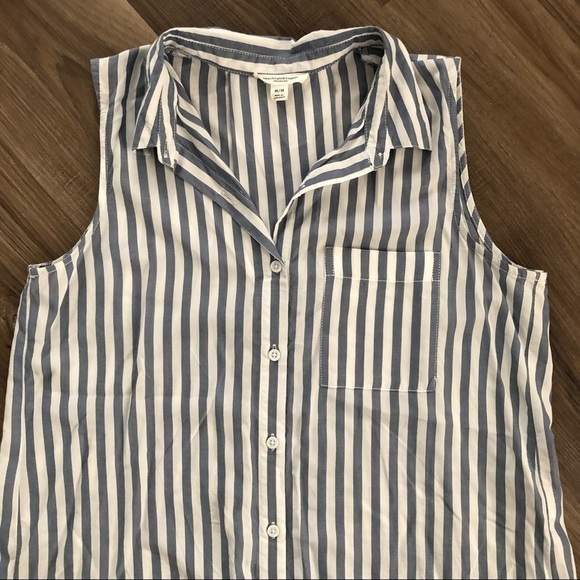 Beachlunchlounge blue and white sleeveless button down size medium - Picture 5 of 6